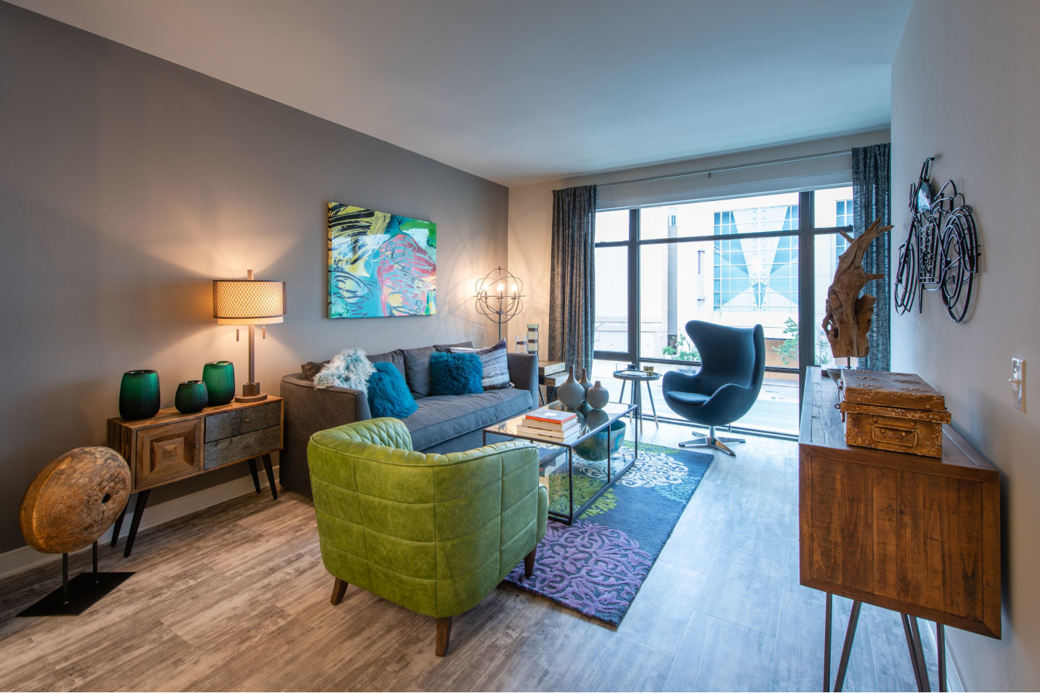 672 Flats : Living Room