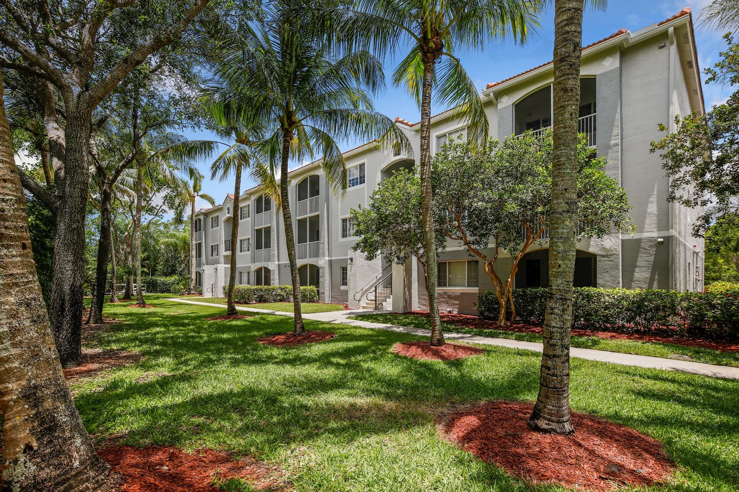 Polo Lakes : Exterior View