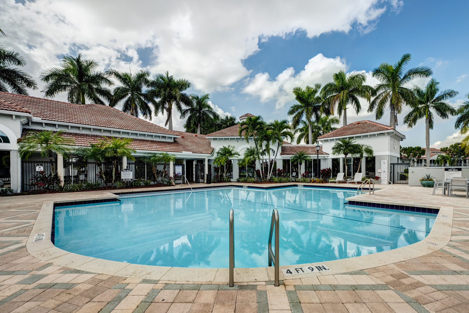 Polo Lakes : Exterior View