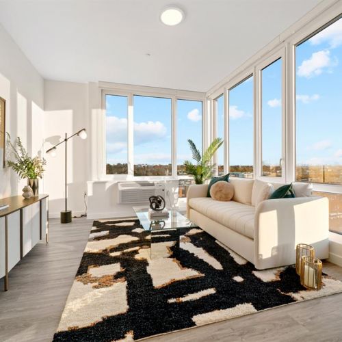 Floor-to-ceiling panoramic win