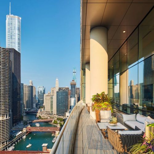 Chicago Loop apartments with stunning views and luxury amenities. 