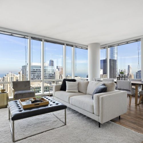 With floor-to-ceiling windows, our apartment homes are soaked in natural sunlight.