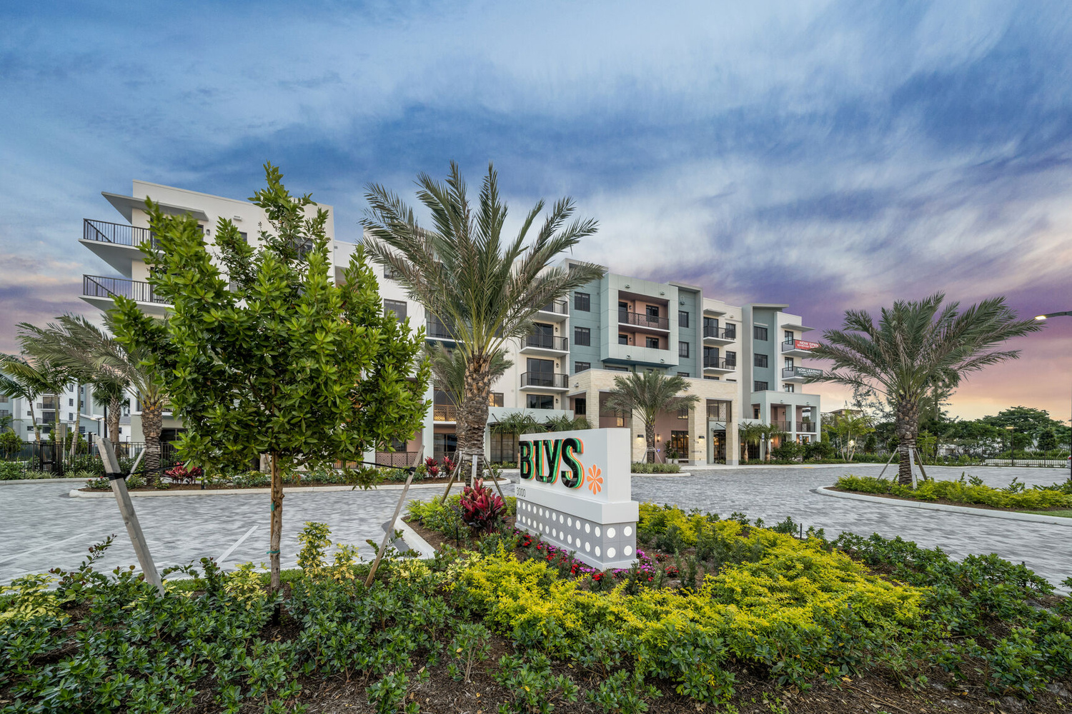 BLYS : Building entrance at dusk