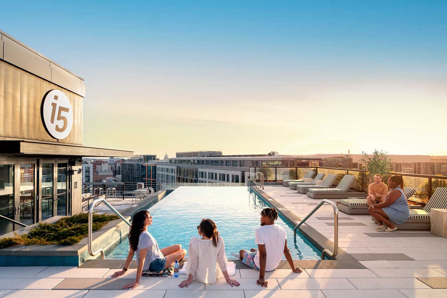 i5 Union Market : Heated rooftop infinity pool with breathtaking views of the Capitol