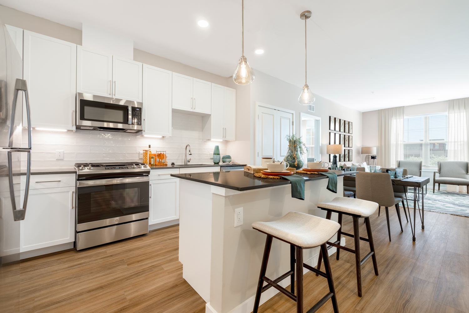 Parkside Providence Town Center : Generous open floor plans with large windows