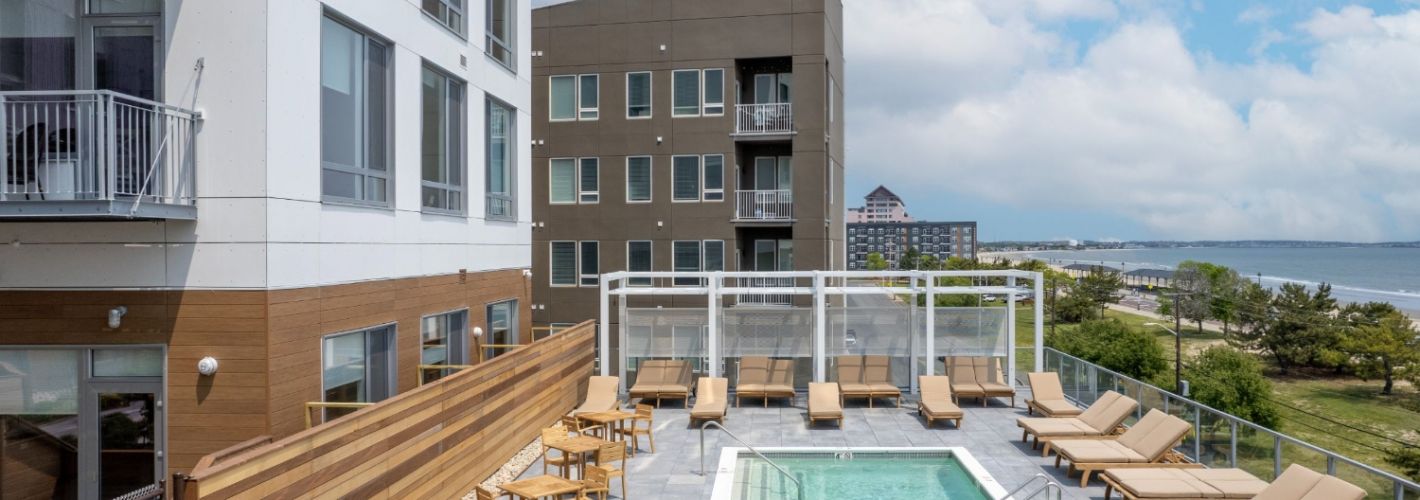 The Robinson : Elevated pool courtyard with ocean views