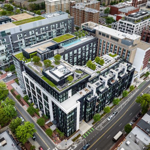 880P delivers a refined collection of amenities on the rooftop deck