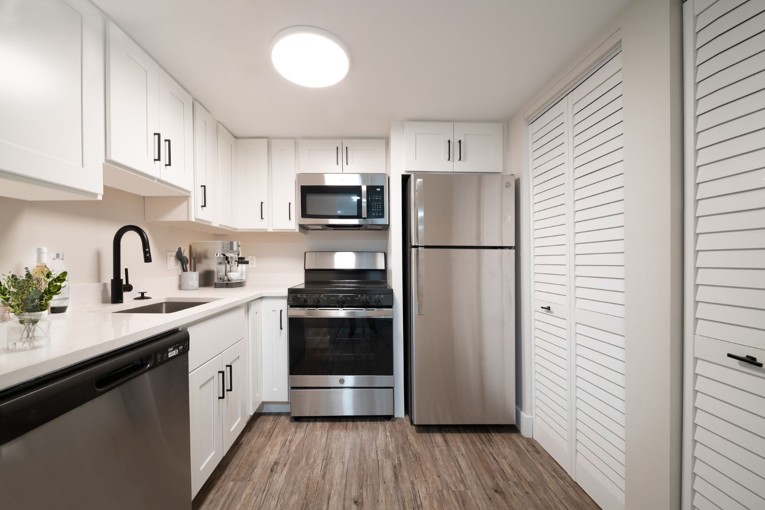 The Lexington at Market Square : Our beautiful kitchen finishes make it the perfect place to cook a meal for friends.