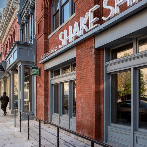 Grab a bite to eat while embracing the city's best features. 