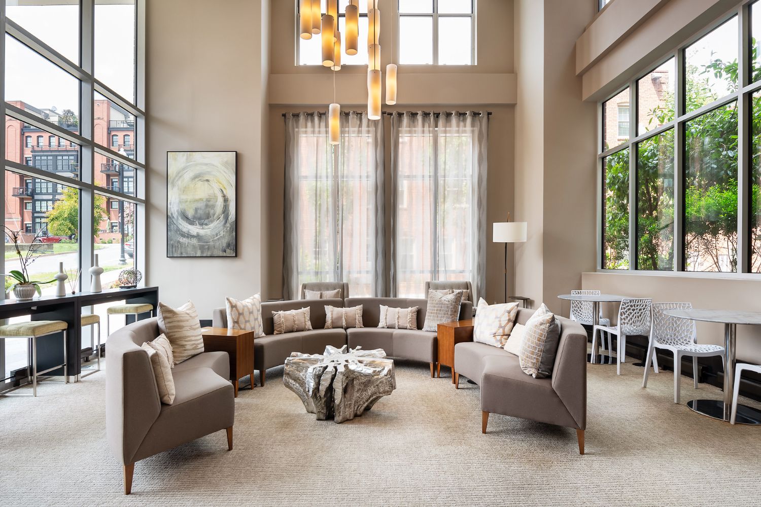 Union on Queen : Experience a warm welcome from our open-air living room lobby. 