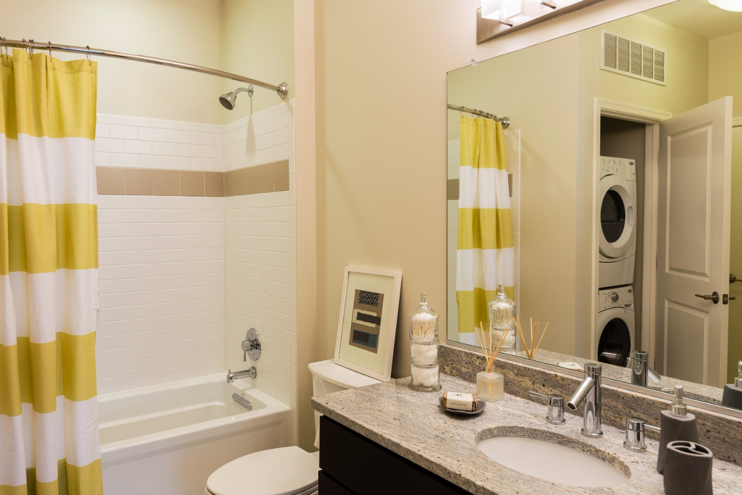 The Citron : Bathroom