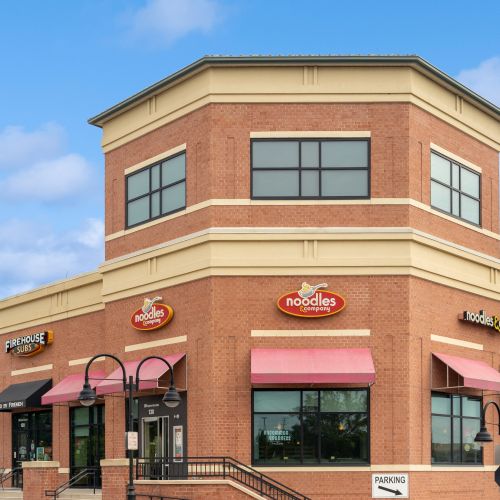 Enjoy the various shopping and dining experience available in Kingstowne. 