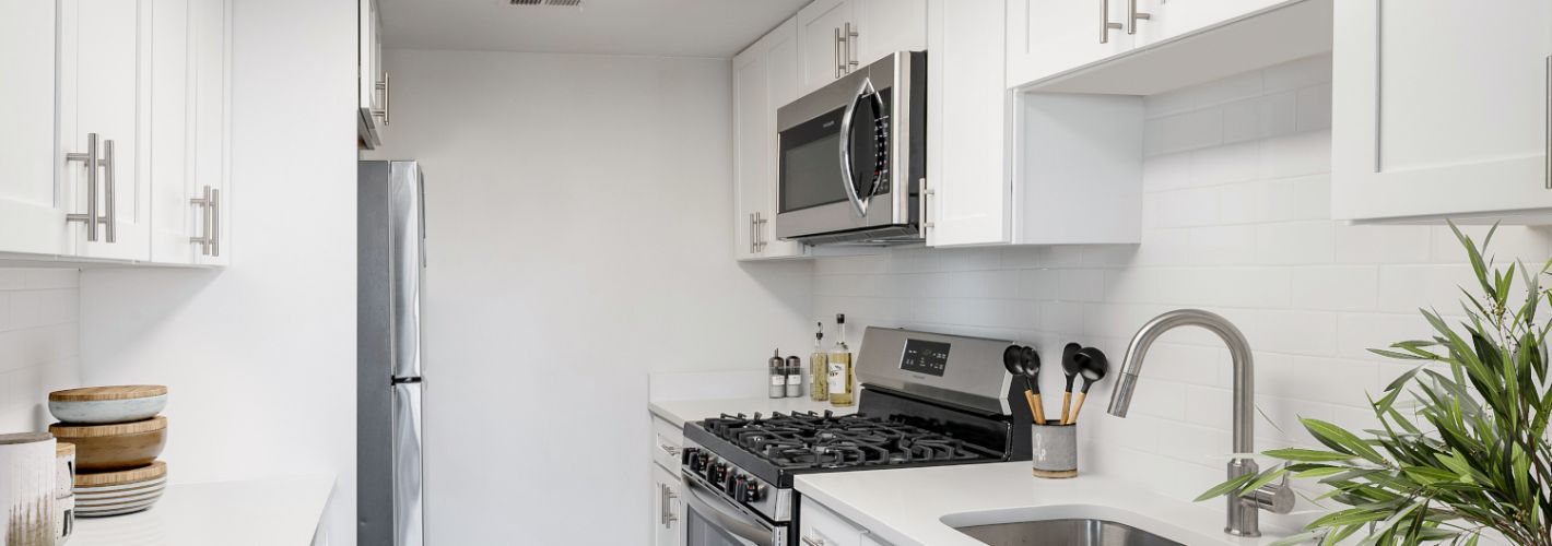 Plaza Towers : Enjoy stainless steel appliances and fresh white cabinetry in your kitchen