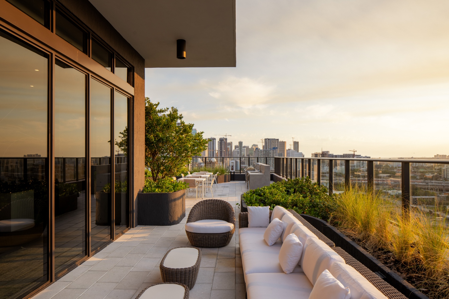 Wynwood Haus : Rooftop lounge and grill area at sunset