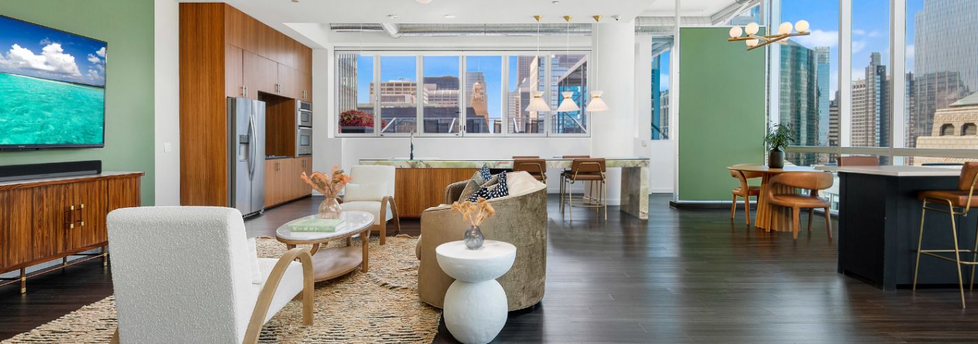 Env Chicago : The lounge has been expertly curated to create a relaxed, contemporary-styled environment.	