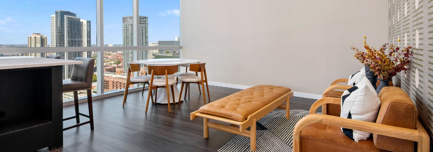 Env Chicago : Enjoy panoramic city views from the lounge.	