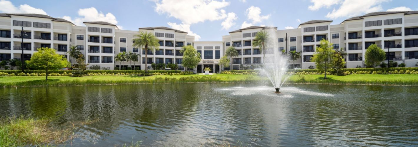Central Gardens Grand : Serene pond right outside the front entrance
