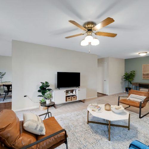 Woodbridge Station : Woodbridge Station living room and dining room