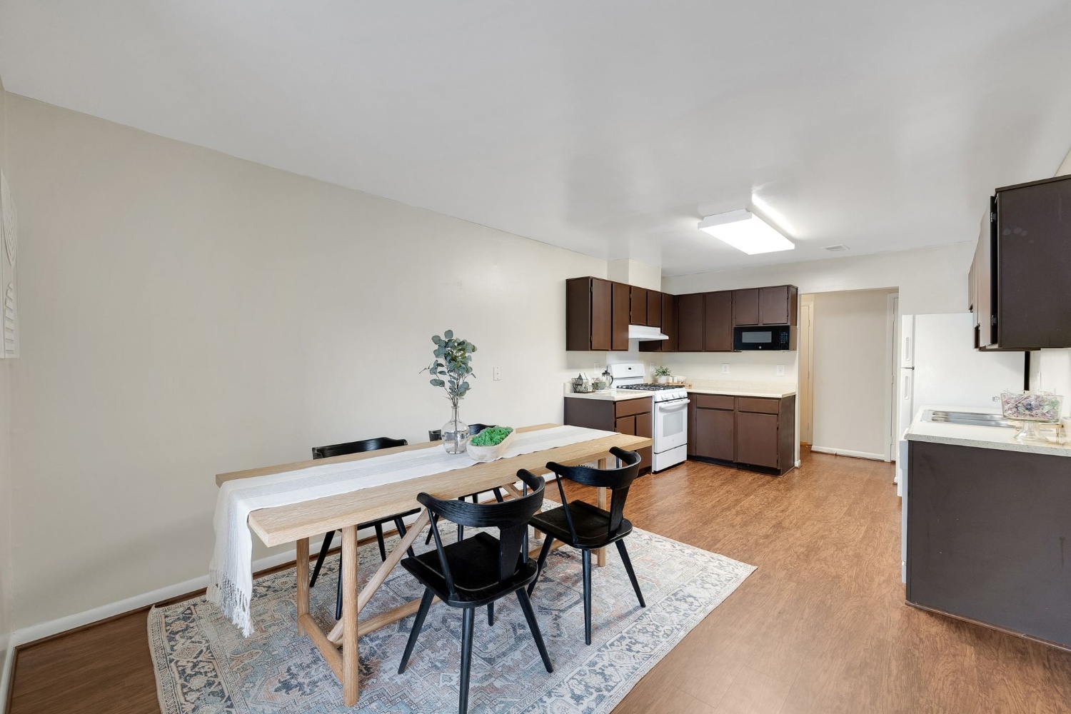 Woodbridge Station : Woodbridge Station kitchen and dining room 