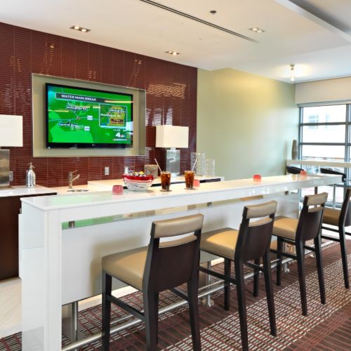 Photo of lobby bar with seating