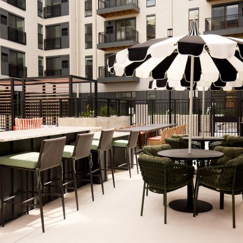 Reynard-Luxury-Community-Courtyard-in-Washington-D.C.-Metro