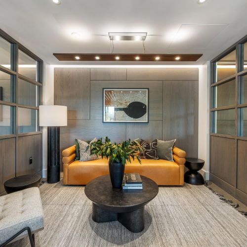 Our resident lounge features workstations that combine functionality with comfort.