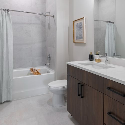 Atlee Square bathroom with bathtub