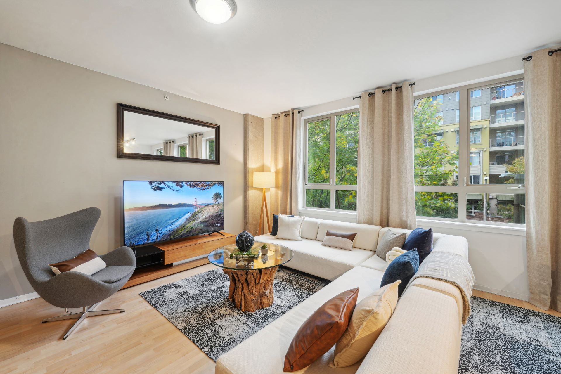 LEVA on Market : Living Room 