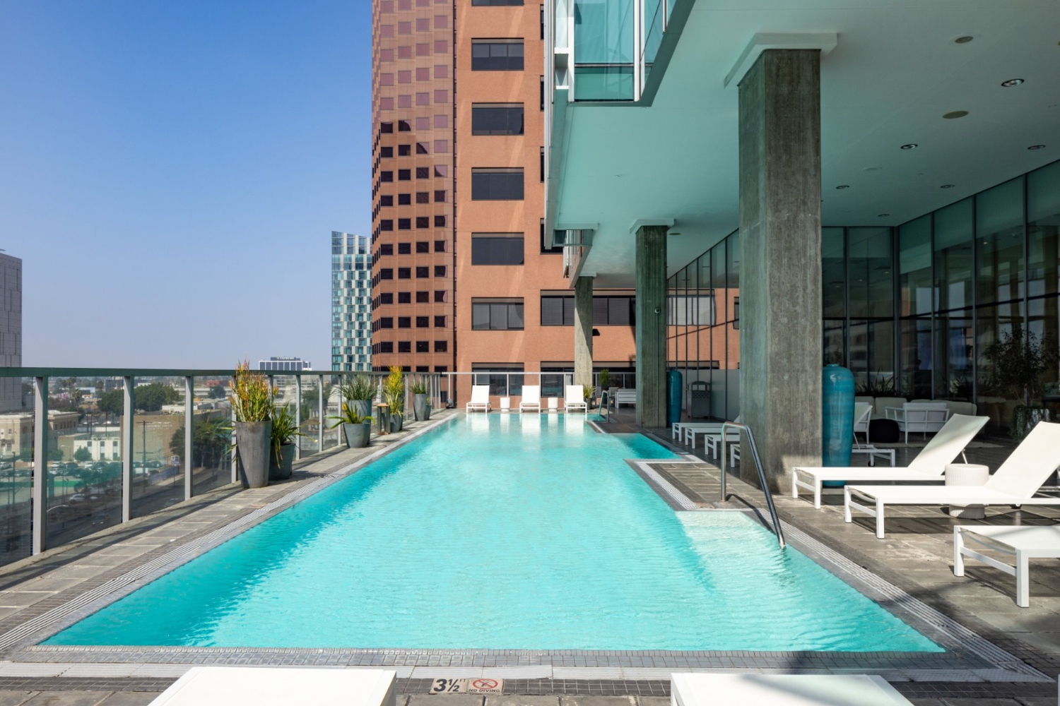 Verdosa : Relax in-style by the infinity-edge pool.