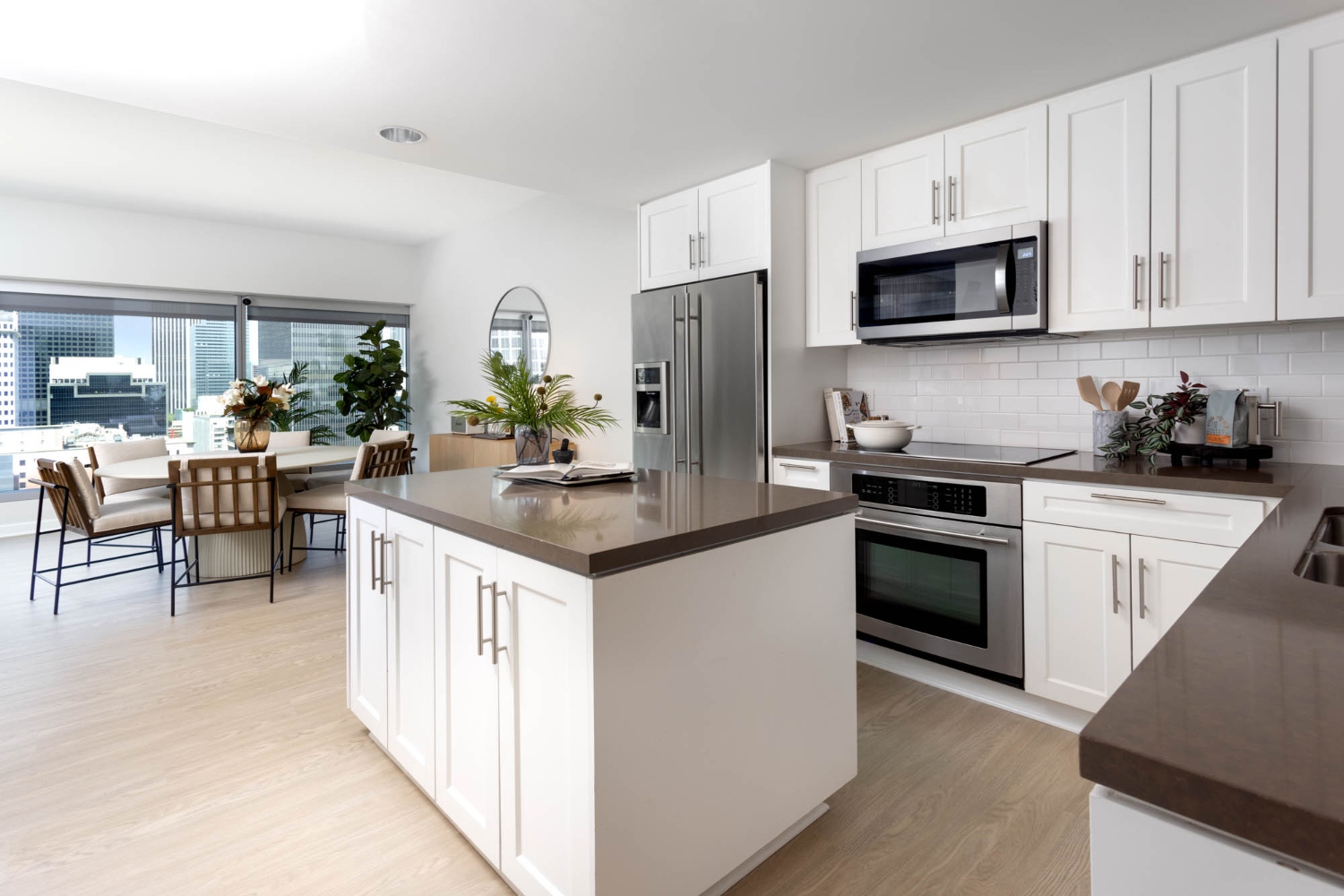 Verdosa : Open and inviting kitchen space.