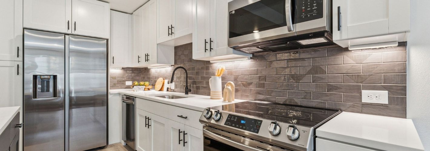 Arden Englewood : Cook and entertain with ease in this modern kitchen