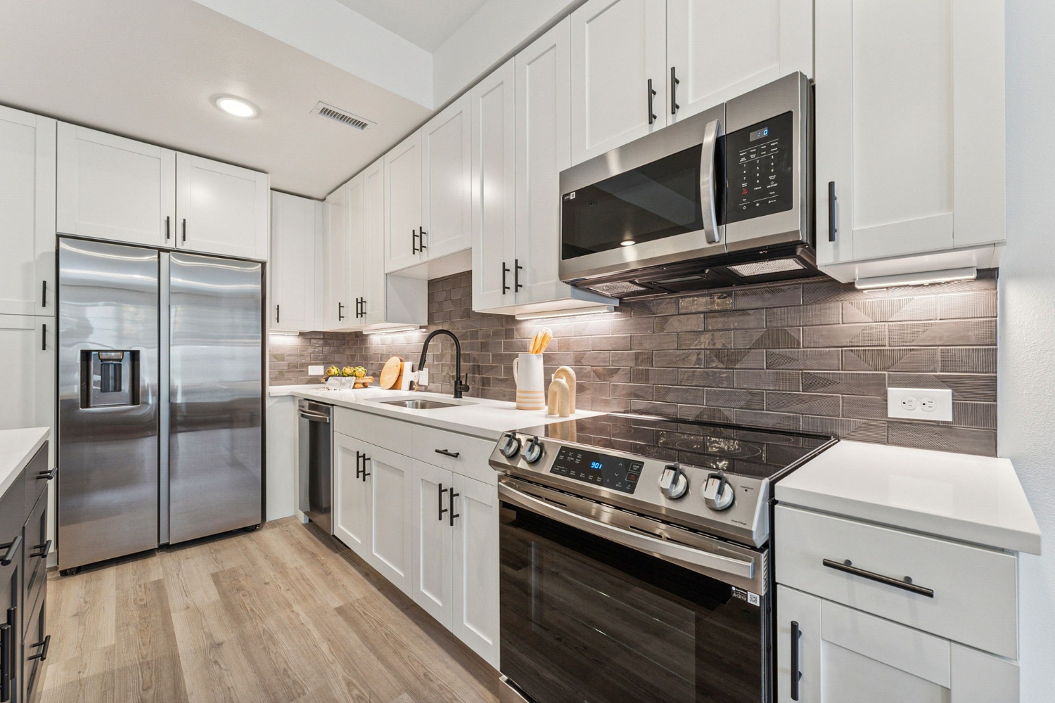 Arden Englewood : Cook and entertain with ease in this modern kitchen