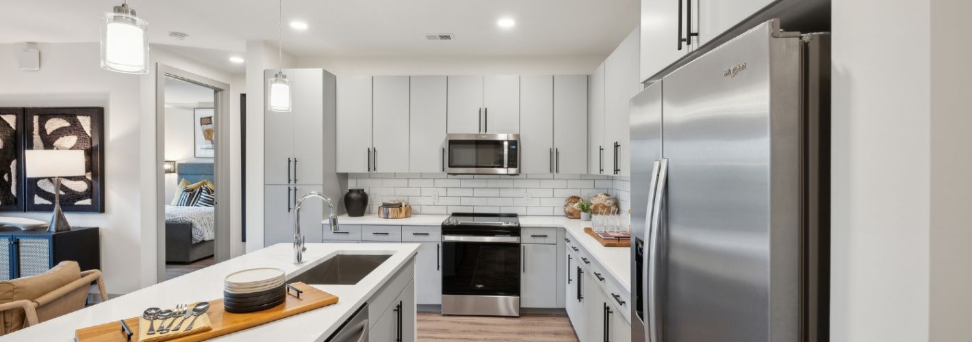 Aura Fifty4 : Flat front kitchen cabinets with 42” uppers and tile backsplash	