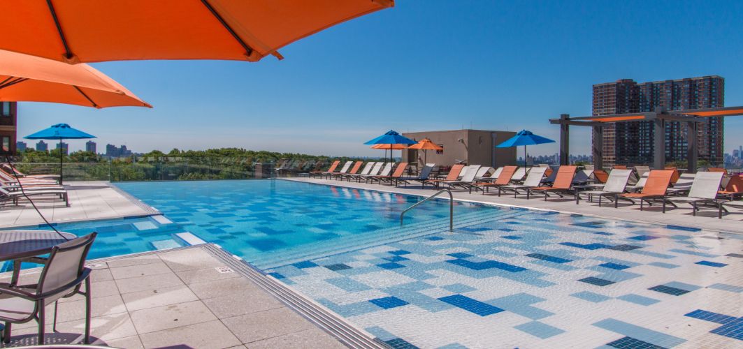 The Modern : Rooftop pool Lounge
