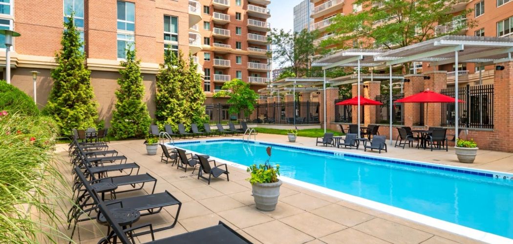 The Alexander Apartments : Lounge in the fresh air on our pool deck