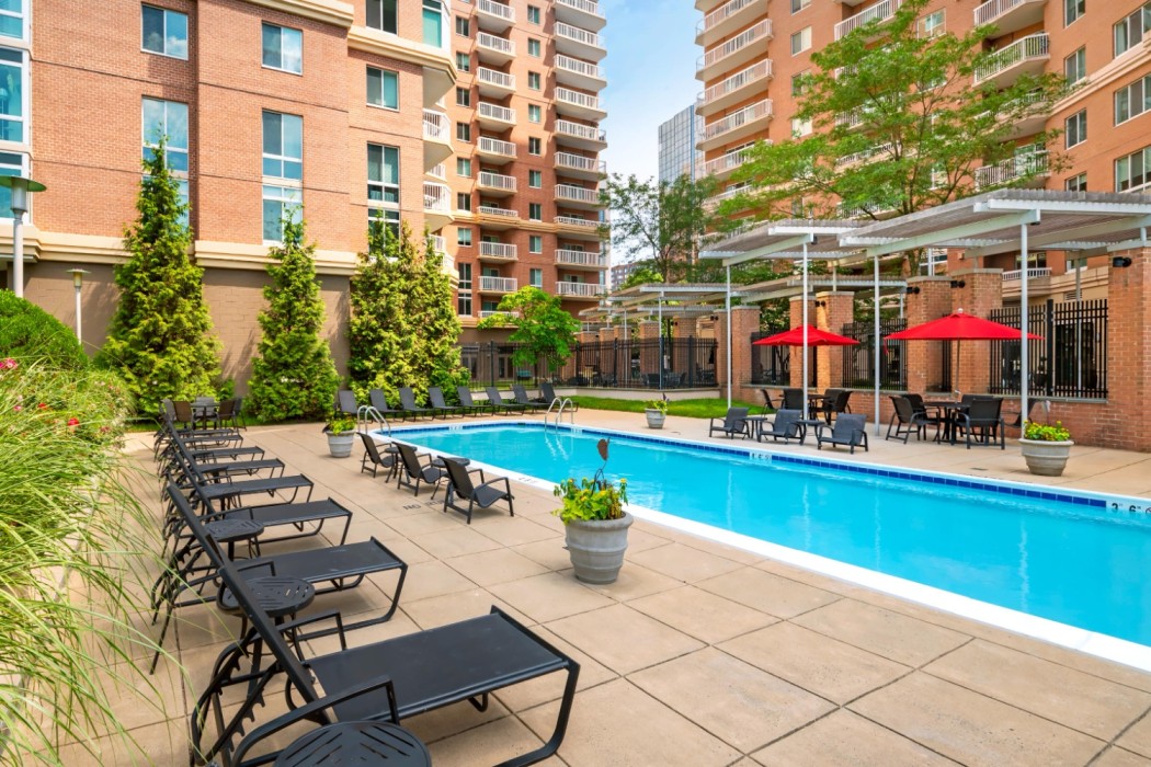 The Alexander Apartments : Lounge in the fresh air on our pool deck