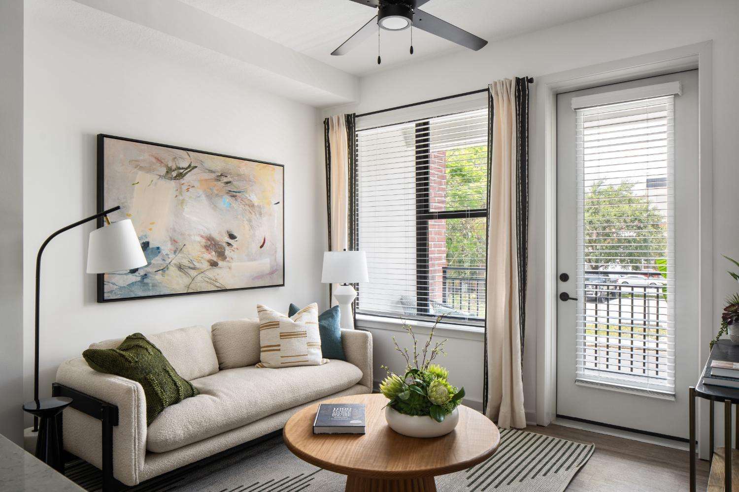 7th&Oak_LuxuryApartments_LivingRoom_TampaFlorida