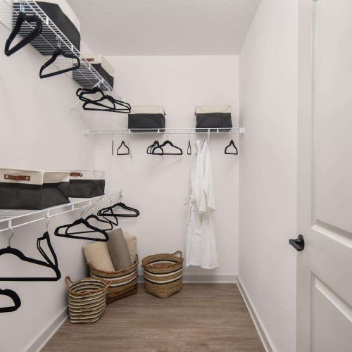 7th&Oak_LuxuryApartments_Closet_TampaFlorida
