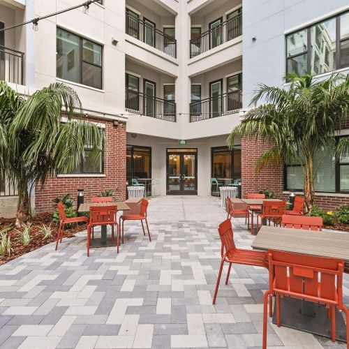 7th&Oak_LuxuryApartments_Courtyard_TampaFlorida