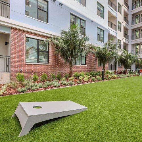 7th&Oak_LuxuryApartments_Courtyard_TampaFlorida