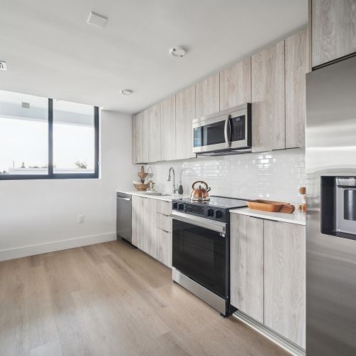 RevvHollywood_LuxuryApartments_kitchen_HollywoodFlorida