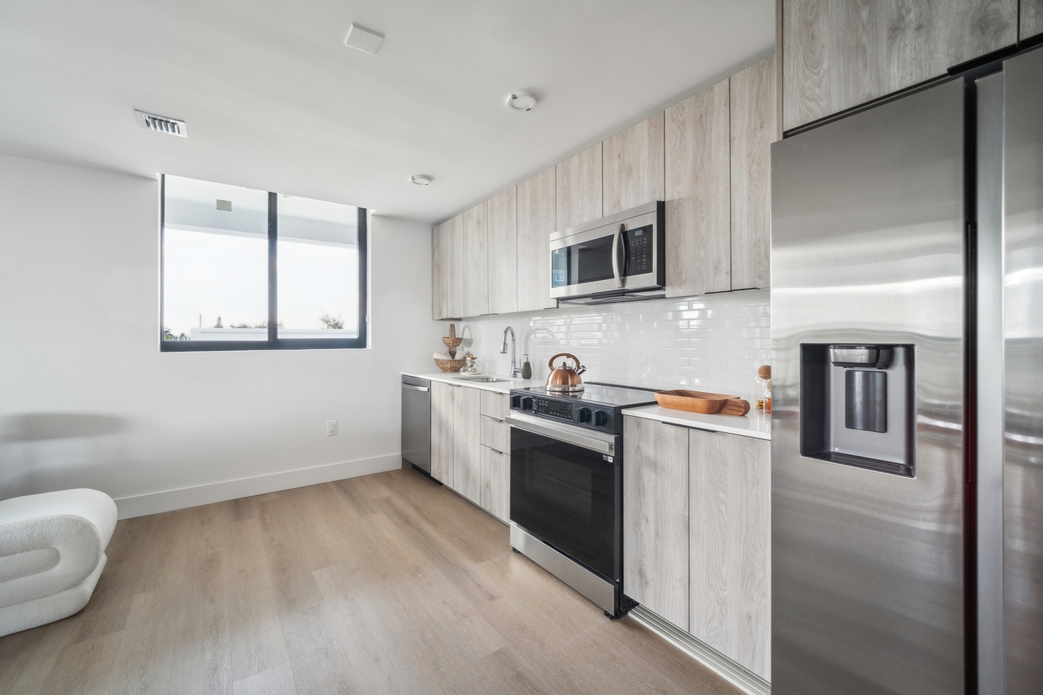 RevvHollywood_LuxuryApartments_kitchen_HollywoodFlorida