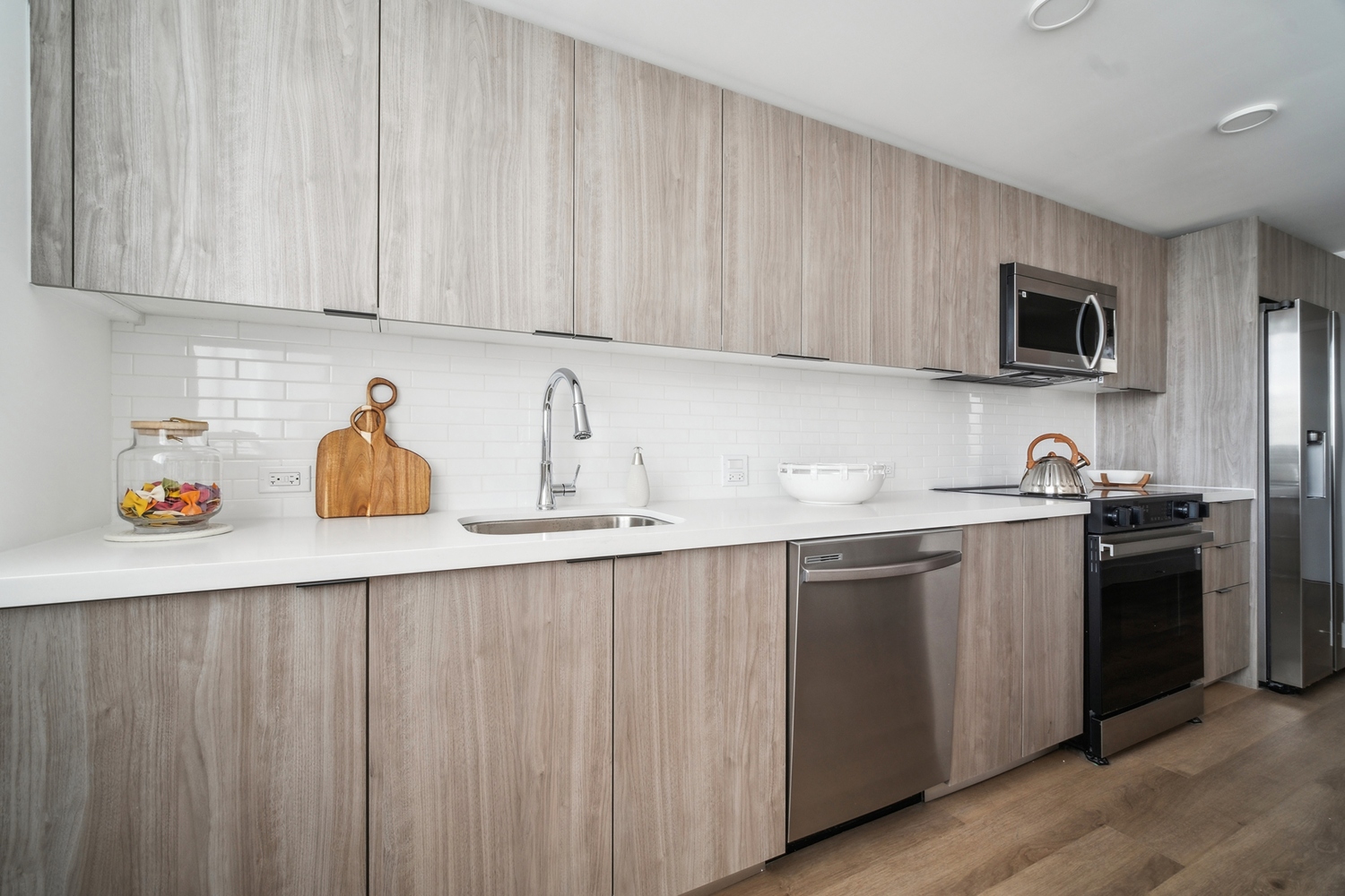 RevvHollywood_LuxuryApartments_kitchen_HollywoodFlorida