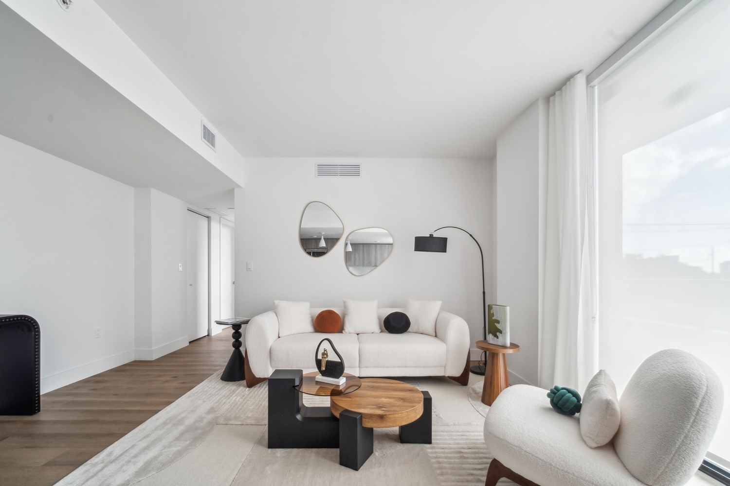 RevvHollywood_LuxuryApartments_living_HollywoodFlorida