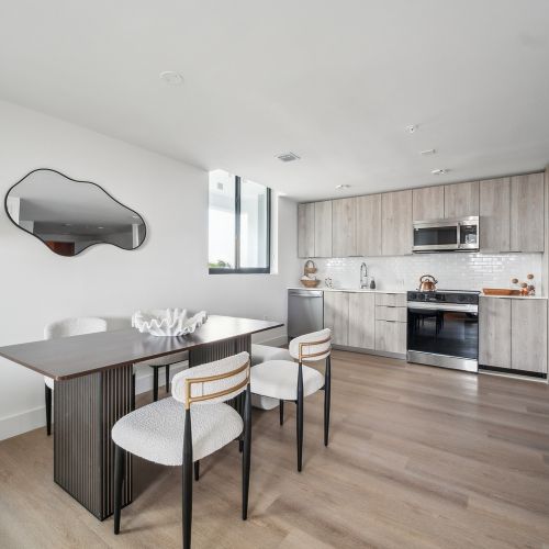 RevvHollywood_LuxuryApartments_dining_HollywoodFlorida