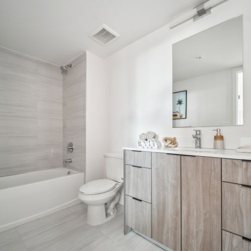 RevvHollywood_LuxuryApartments_Bathroom_HollywoodFlorida
