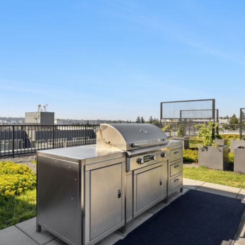 Community rooftop BBQ and lounge at Smith & Burns Seattle apartments