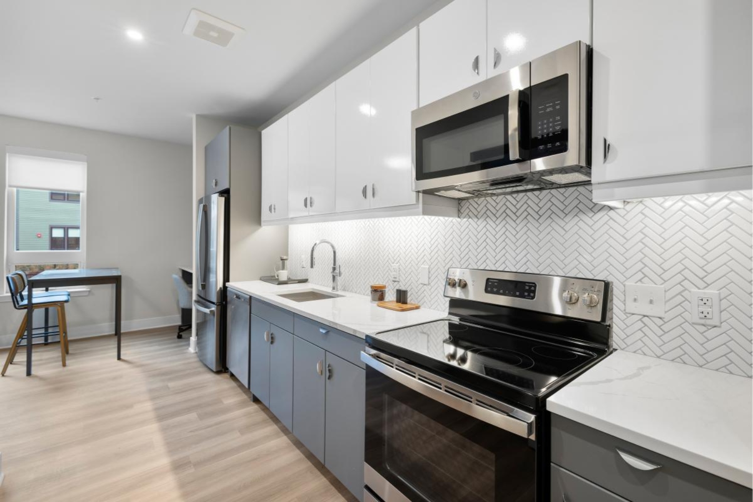 The District at 15Fifteen : Cook and entertain with ease in this modern kitchen