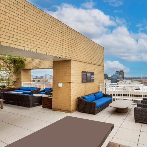 Rooftop terrace with view of Washington Monument